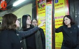 Người dân Hà Nội đến chùa cầu may mắn sáng mùng 1 Tết